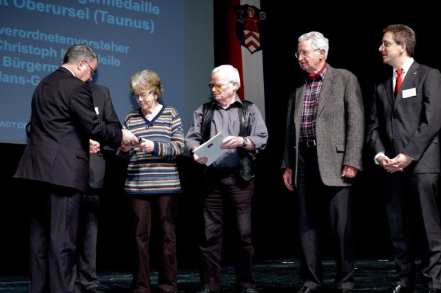 Stadtverordnetenvorsteher Dr. Christoph Müllerleile überreicht Inge und Eberhard Laeuen die Bürgermedaille der Stadt Oberursel (Foto: Seemann) Bürgermedaille-Laeuen